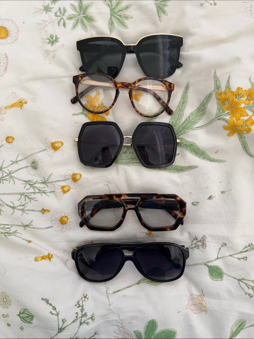 Source Unknown Black and Tortoiseshell Mixed Sunglasses Lot